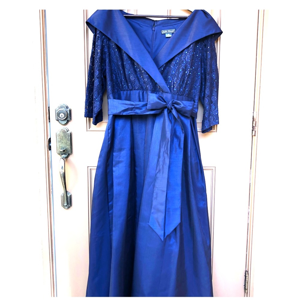 Jessica Howard Woman’s Portrait Collar Gown